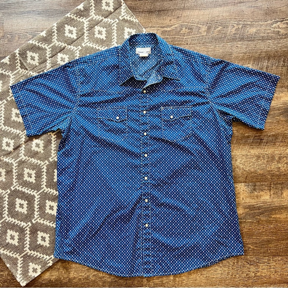 Wrangler Wrancher Short Sleeve Dress Shirt. Blue Diamond Pattern. Pearl Snap